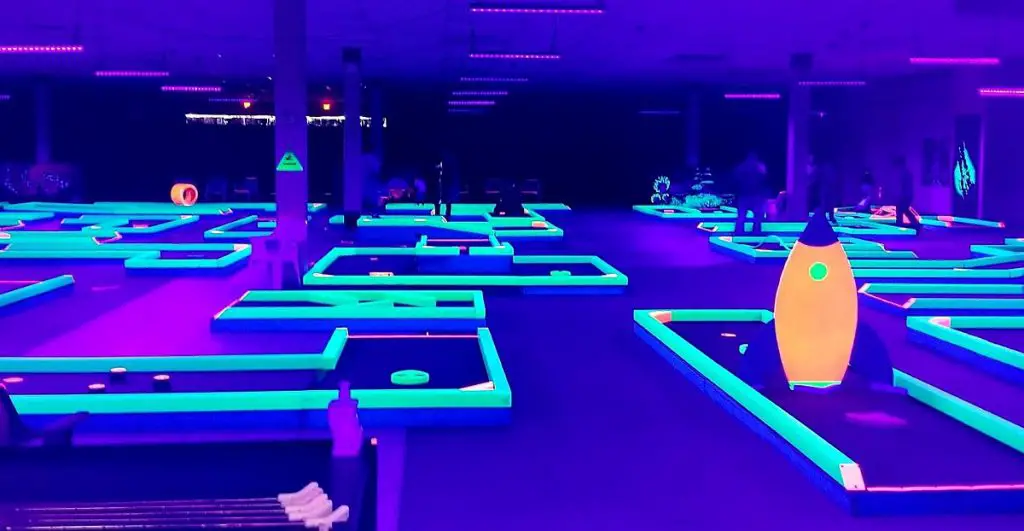 things to do in Pearland TX - Lunar Mini Golf