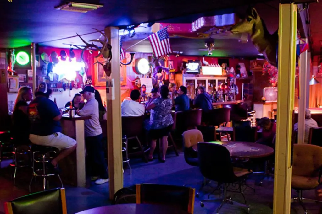 Best Dive Bars in Houston - D&W Lounge