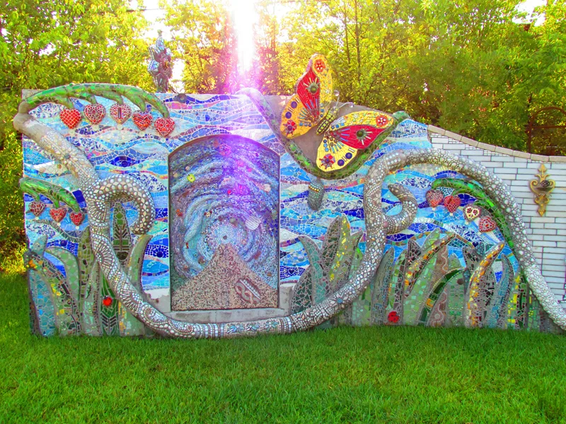 Smither Park - Discover colorful mosaics